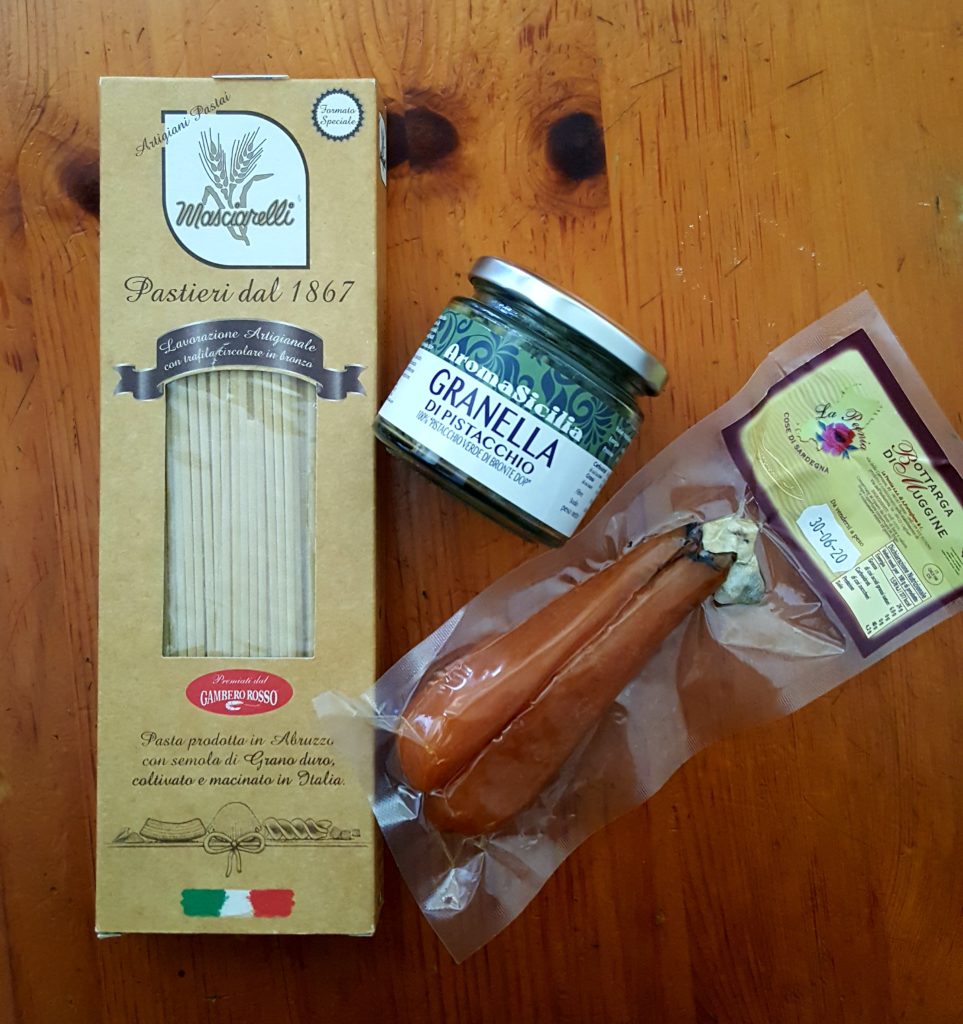 Ingredienti, spaghetti, granella di pistacchio di Bronte, bottarga di muggine