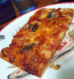 trancio di pizza rossa alici e mozzarella