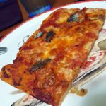 Trancio di pizza rossa alici e mozzarella