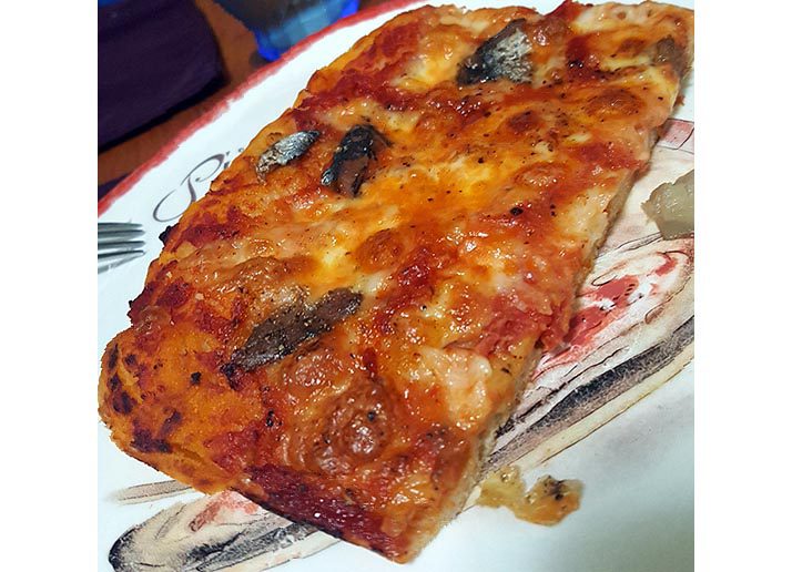 Pizza rossa con alici e mozzarella