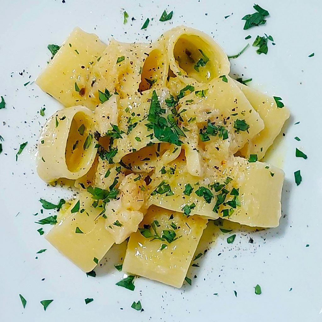 Mezze maniche baccala limone prezzemolo e basilico