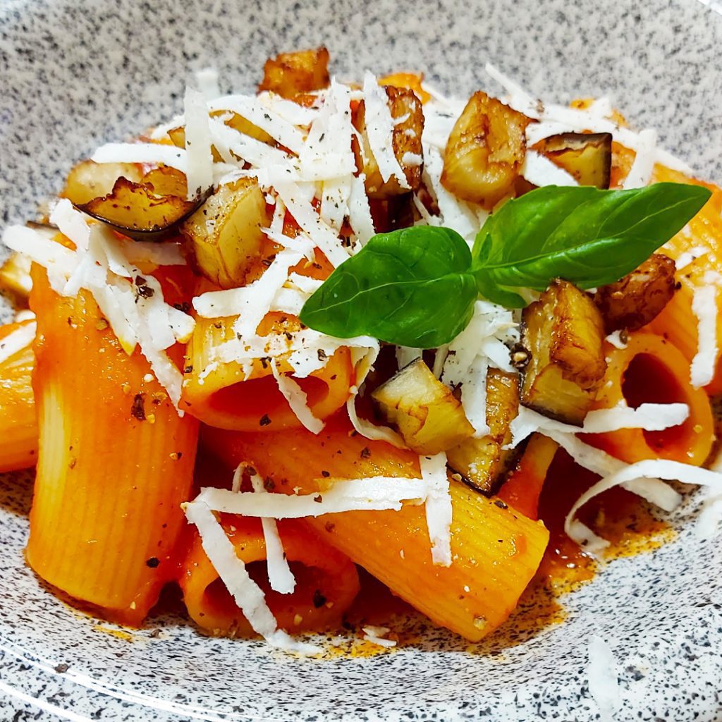 rigatoni alla norma vista piatto frontale