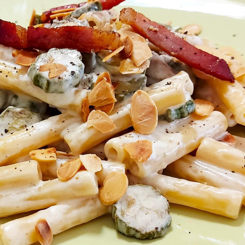 ziti zucchine speck mandorle e crema pecorino